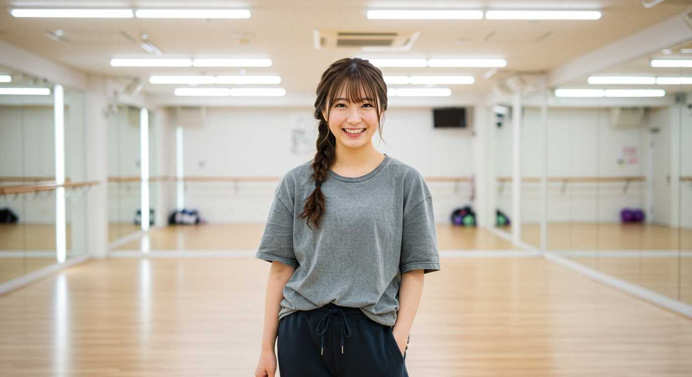 カジュアルな服装で笑顔の男性ダンススタジオ代表。