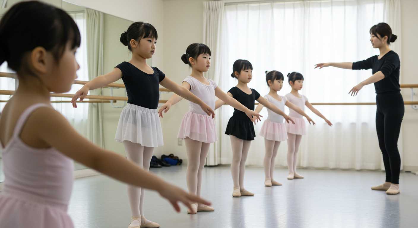 バレエ教室で子供たちが一列に並んでレッスンを受けている風景。